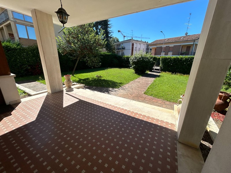 Villa in Vendita a Mirandola, 329'000€, 450 m²