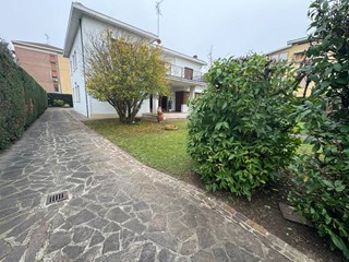 Villa in Vendita a Mirandola, 329'000€, 450 m²
