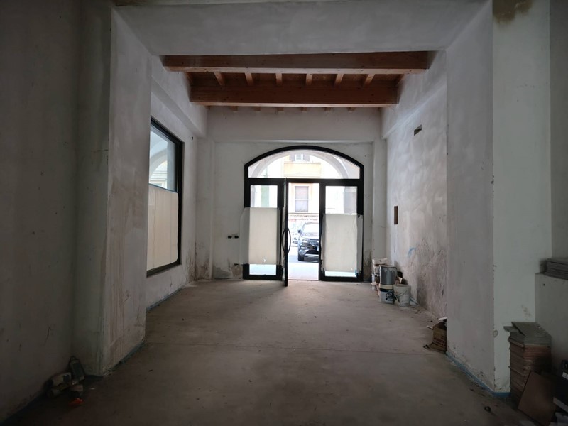 Negozio in Affitto a Mirandola, 1'000&euro;, 90 m²