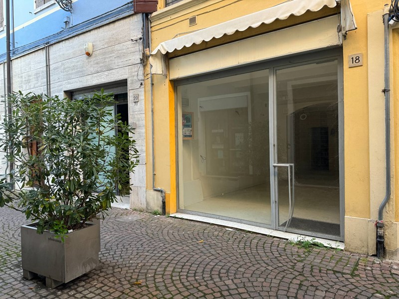 Negozio in Vendita a Mirandola, 39'000€, 71 m²