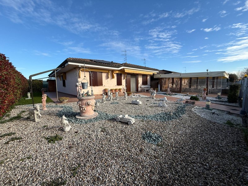 Casa Semi Indipendente in Vendita a Poggio Rusco, 260'000&euro;, 200 m²