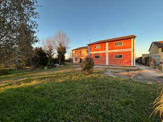 Villa in Vendita a Mirandola, 260'000€, 400 m²