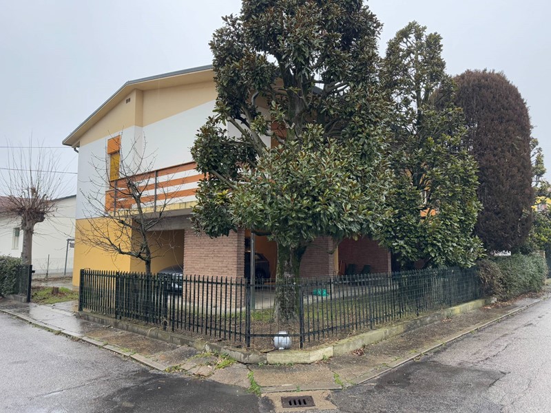 Villa in Vendita a Finale Emilia, 195'000€, 230 m²