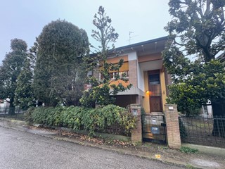 Villa in Vendita a Finale Emilia, 195'000€, 230 m²