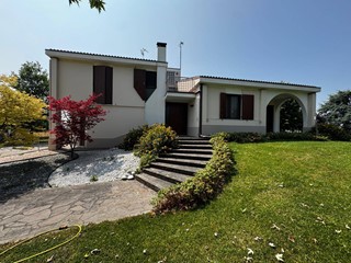 Villa in Vendita a Poggio Rusco, 249'000&euro;, 160 m²