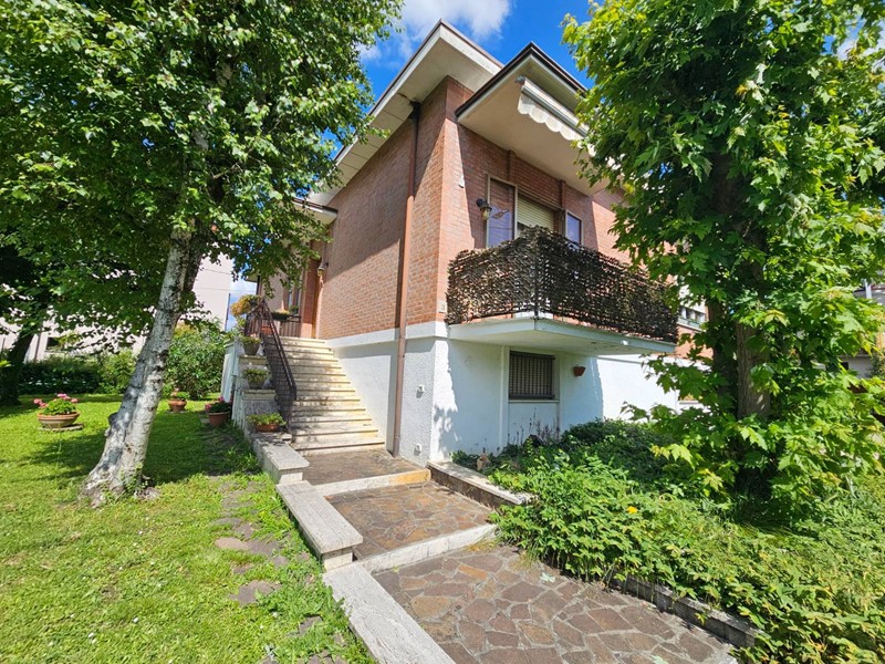 Villa in Vendita a Mirandola, 329'000€, 319 m²