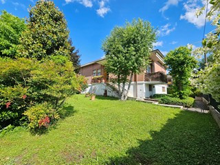 Villa in Vendita a Mirandola, 329'000€, 319 m²