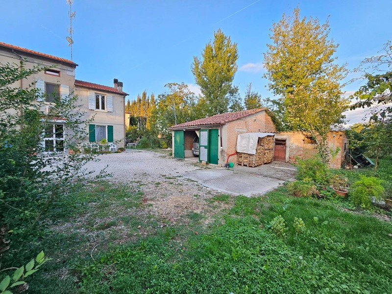 Casa Semi Indipendente in Vendita a Mirandola, 104'000€, 160 m²