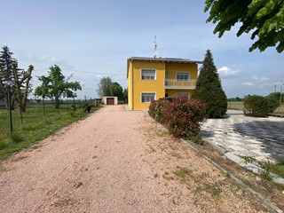 Villa in Vendita a Mirandola, 370'000€, 250 m²
