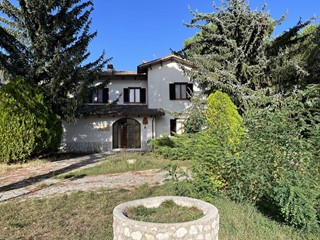 Villa in Vendita a Cascia, 218'000€, 300 m²