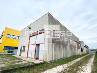 Magazzino in Vendita a Ponzano Veneto, 315'000€, 500 m²