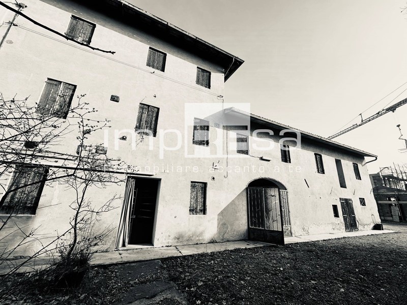 Rustico in Vendita a Spresiano, 150'000€, 480 m²