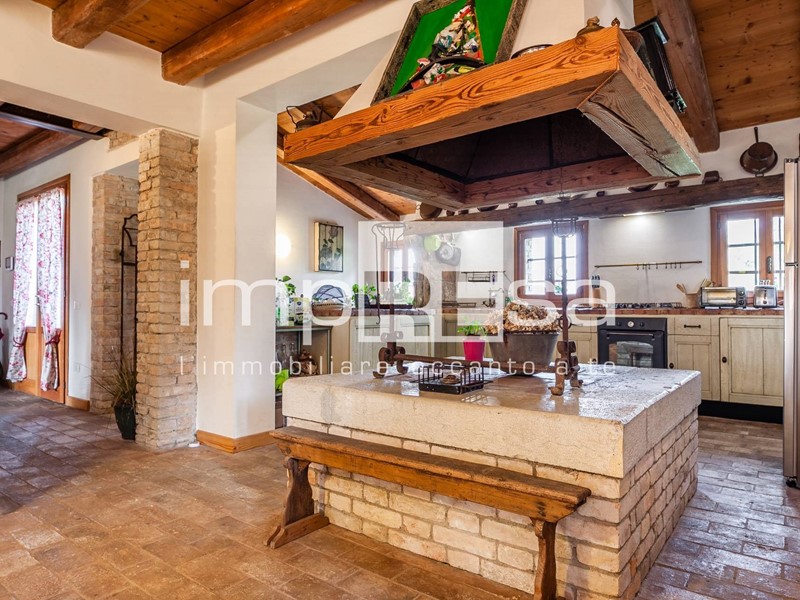 Rustico in Vendita a Spresiano, 580'000€, 396 m²
