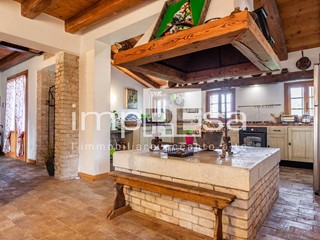 Rustico in Vendita a Spresiano, 580'000€, 396 m²