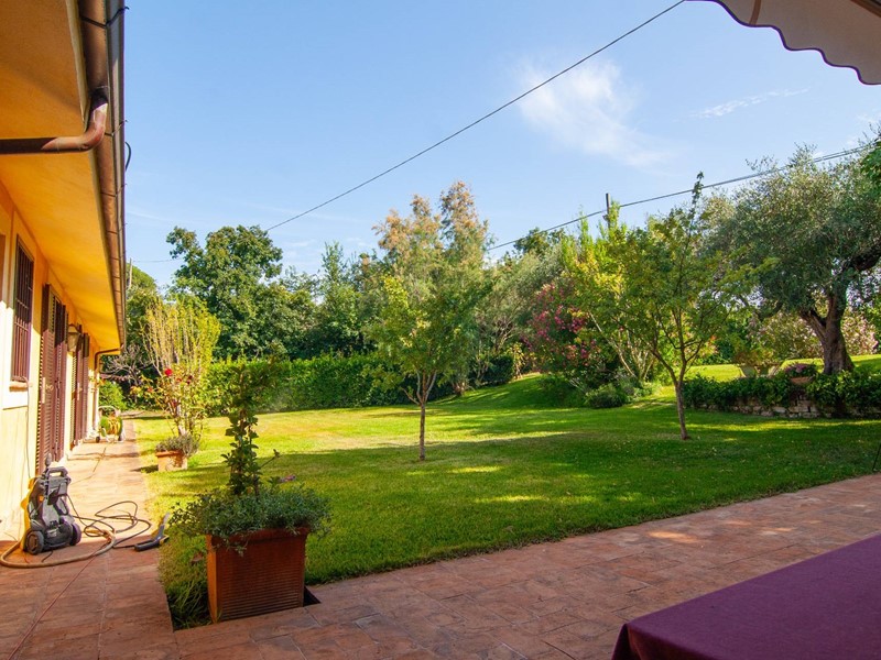 Villa in Vendita a Montelibretti, 590'000€, 416 m²