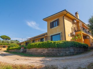 Villa in Vendita a Montelibretti, 590'000€, 416 m²