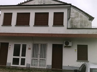 Immobile commerciale in Vendita a Ferrara, 85'000€, 450 m²