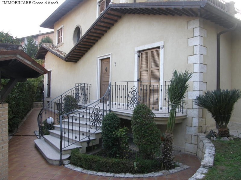 Villa in Vendita a Folignano, 415 m², con Box