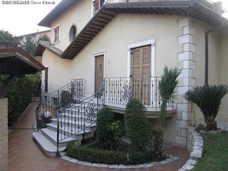 Villa in Vendita a Folignano, 415 m², con Box