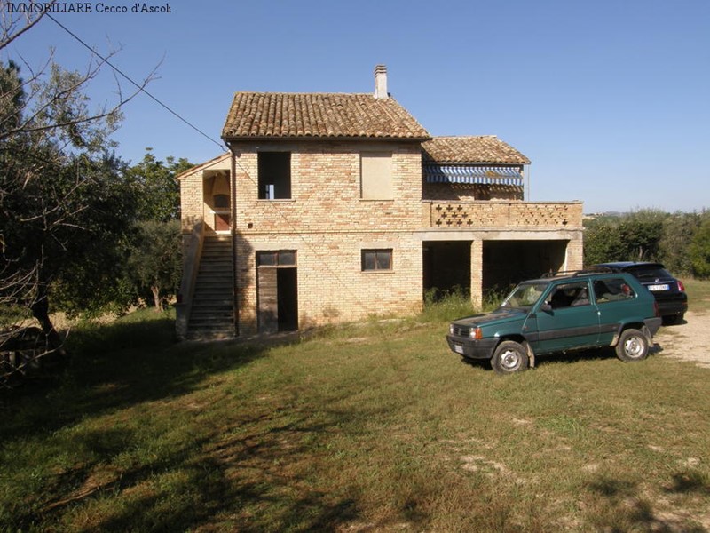 Rustico in Vendita a Monsampolo del Tronto, 210'000€, 150 m²