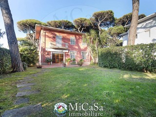 Villa in Vendita a Pisa, 810'000€, 280 m²