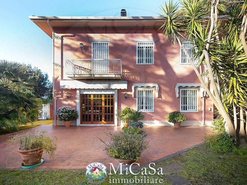 Villa in Vendita a Pisa, 810'000€, 280 m²