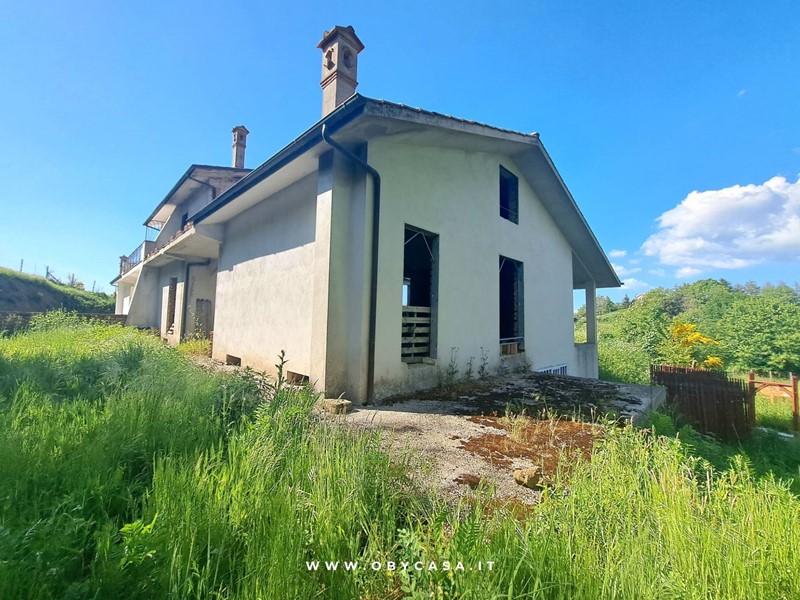 Casa Semi Indipendente in Vendita a Bassano Romano, 78'000€, 300 m²