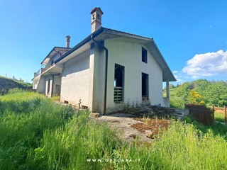 Casa Semi Indipendente in Vendita a Bassano Romano, 78'000€, 300 m²