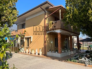 Villa in Vendita a Paese, 350'000€, 250 m²