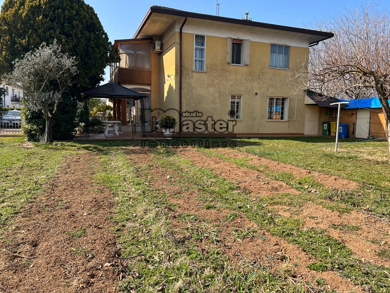 Villa in Vendita a Paese, 350'000€, 250 m²
