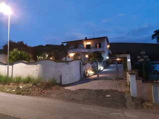 Villa in Vendita a Tortoreto, 380'000€, 350 m²