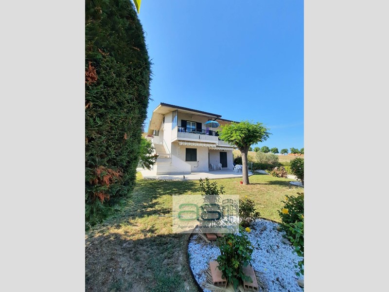 Villa in Vendita a Tortoreto, 380'000€, 350 m²