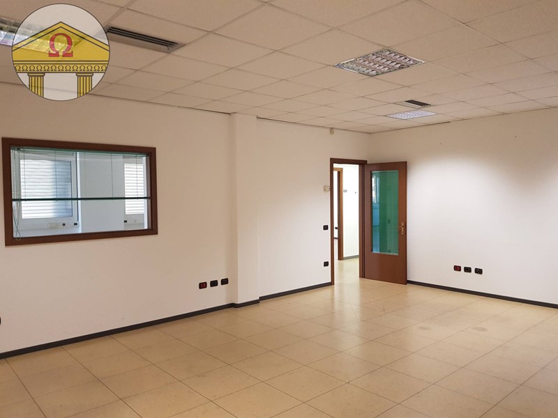Ufficio in Affitto a Villorba, 2'400€, 380 m²