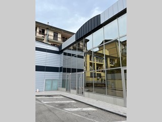 Ufficio in Affitto a Atripalda, 2'500€, 305 m²