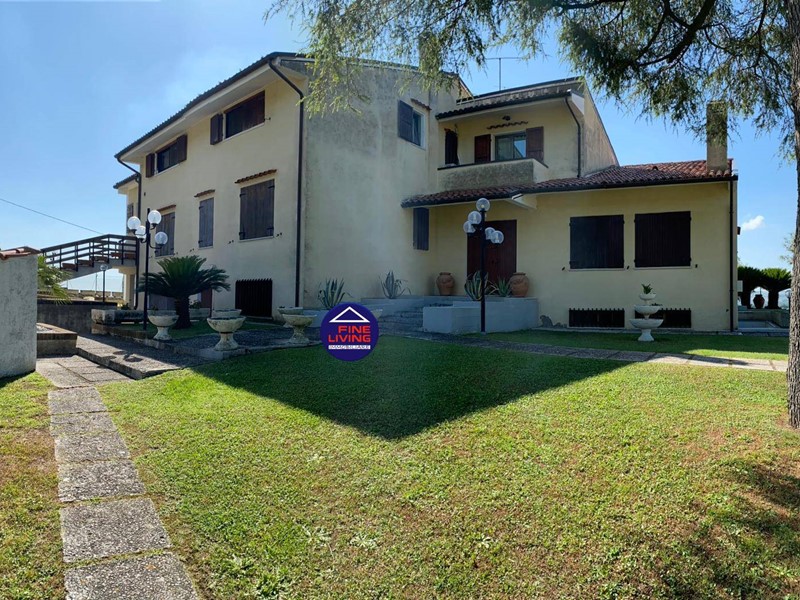Villa in Vendita a Fano, 720'000&euro;, 607 m², con Box