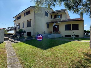 Villa in Vendita a Fano, 720'000&euro;, 607 m², con Box