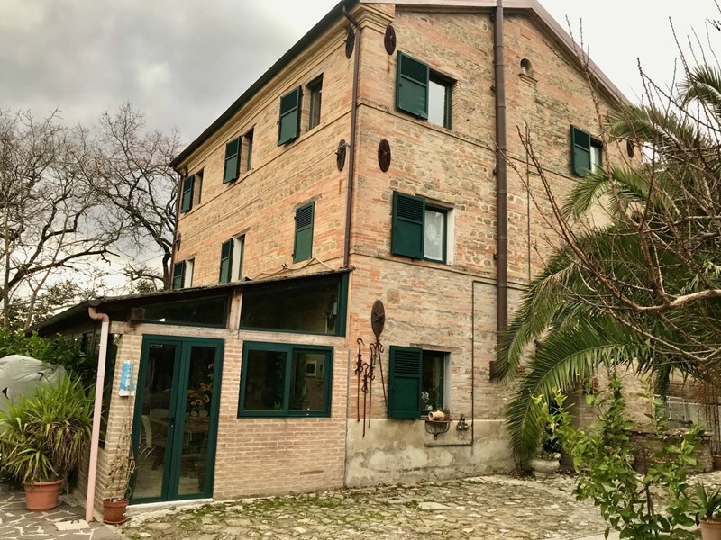Rustico in Vendita a Vallefoglia, 380'000€, 225 m²