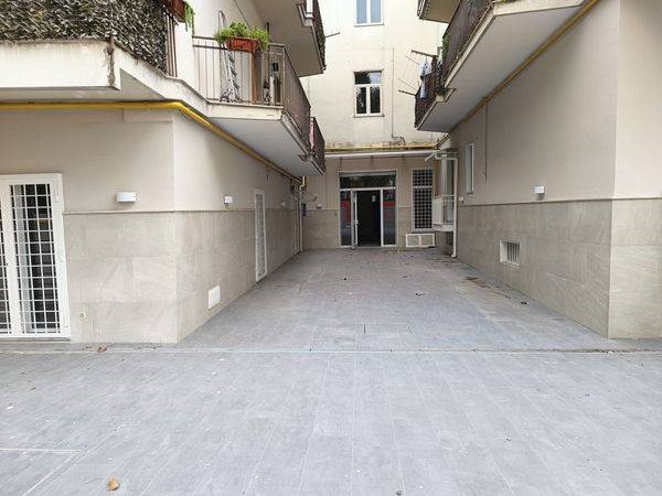 Immobile commerciale in Affitto a Sarno, 2'800€, 300 m²