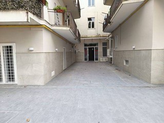 Immobile commerciale in Affitto a Sarno, 2'800€, 300 m²