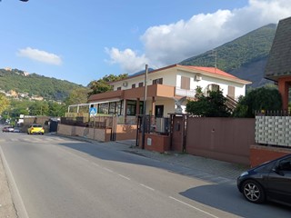 Immobile commerciale in Affitto a Pagani, 1'600€, 190 m²