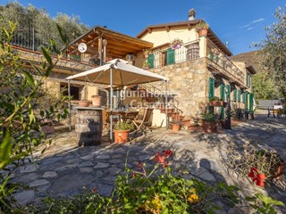 Villa in Vendita a Castellaro, 590'000€, 251 m²