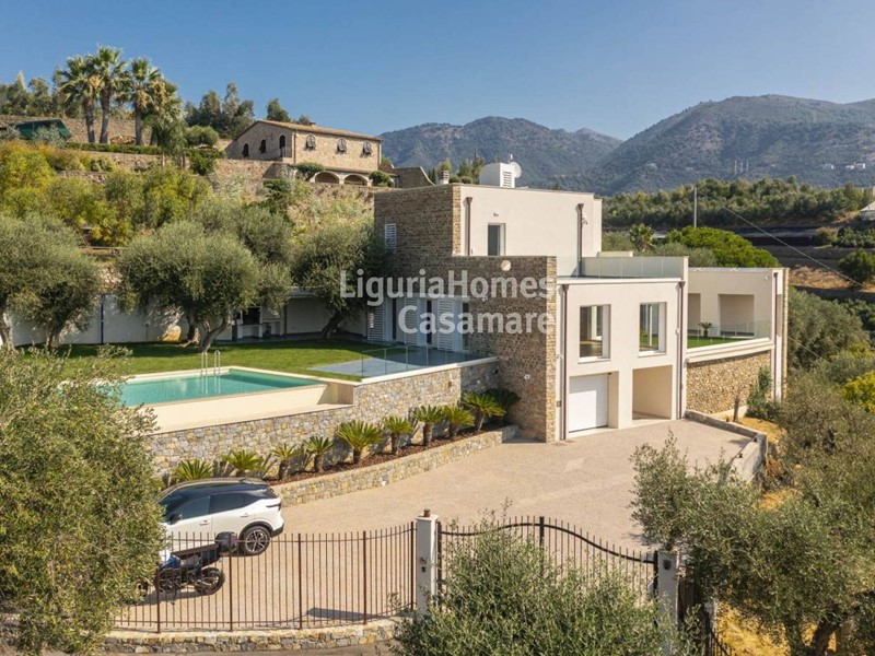 Villa in Vendita a Taggia, 1'850'000€, 449 m²
