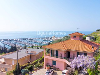 Villa in Vendita a Santo Stefano al Mare, 690'000€, 283 m²