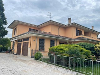 Appartamento in Vendita a Curtatone, 250'000&euro;, 230 m²