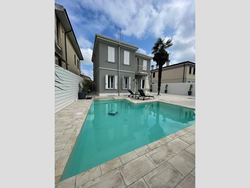 Casa Indipendente in Vendita a Mantova, 520'000&euro;, 300 m²