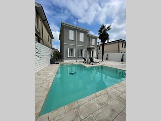 Casa Indipendente in Vendita a Mantova, 520'000&euro;, 300 m²