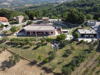 Attività commerciale in Vendita a Carpineto Sinello, 380'000&euro;, 403 m²
