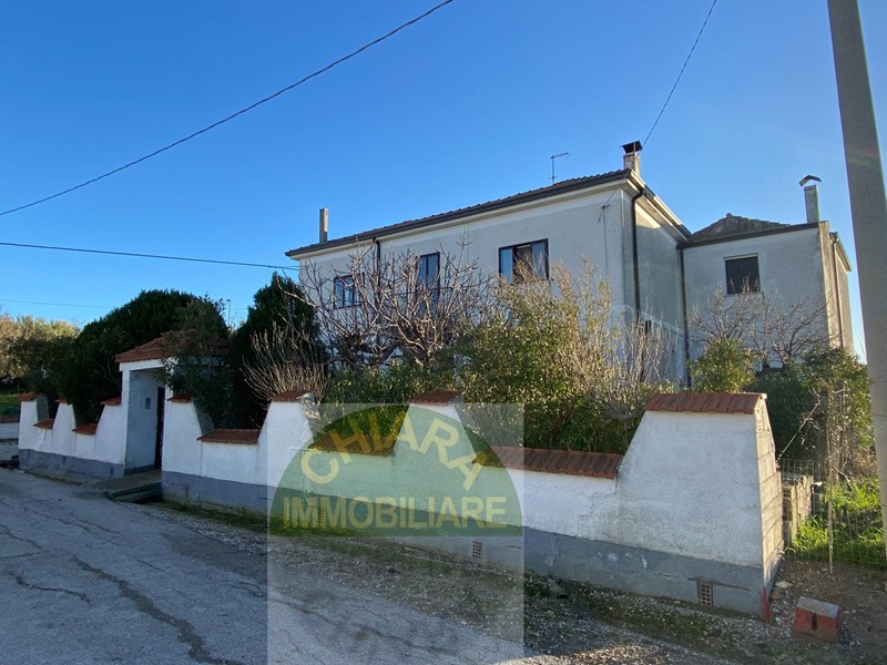 Villa in Vendita a Gissi, 110'000€, 320 m², con Box