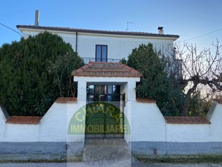 Villa in Vendita a Gissi, 110'000€, 320 m², con Box