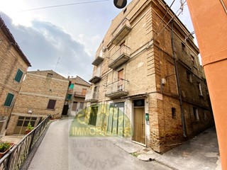 Casa Semi Indipendente in Vendita a Monteodorisio, 60'000€, 228 m²